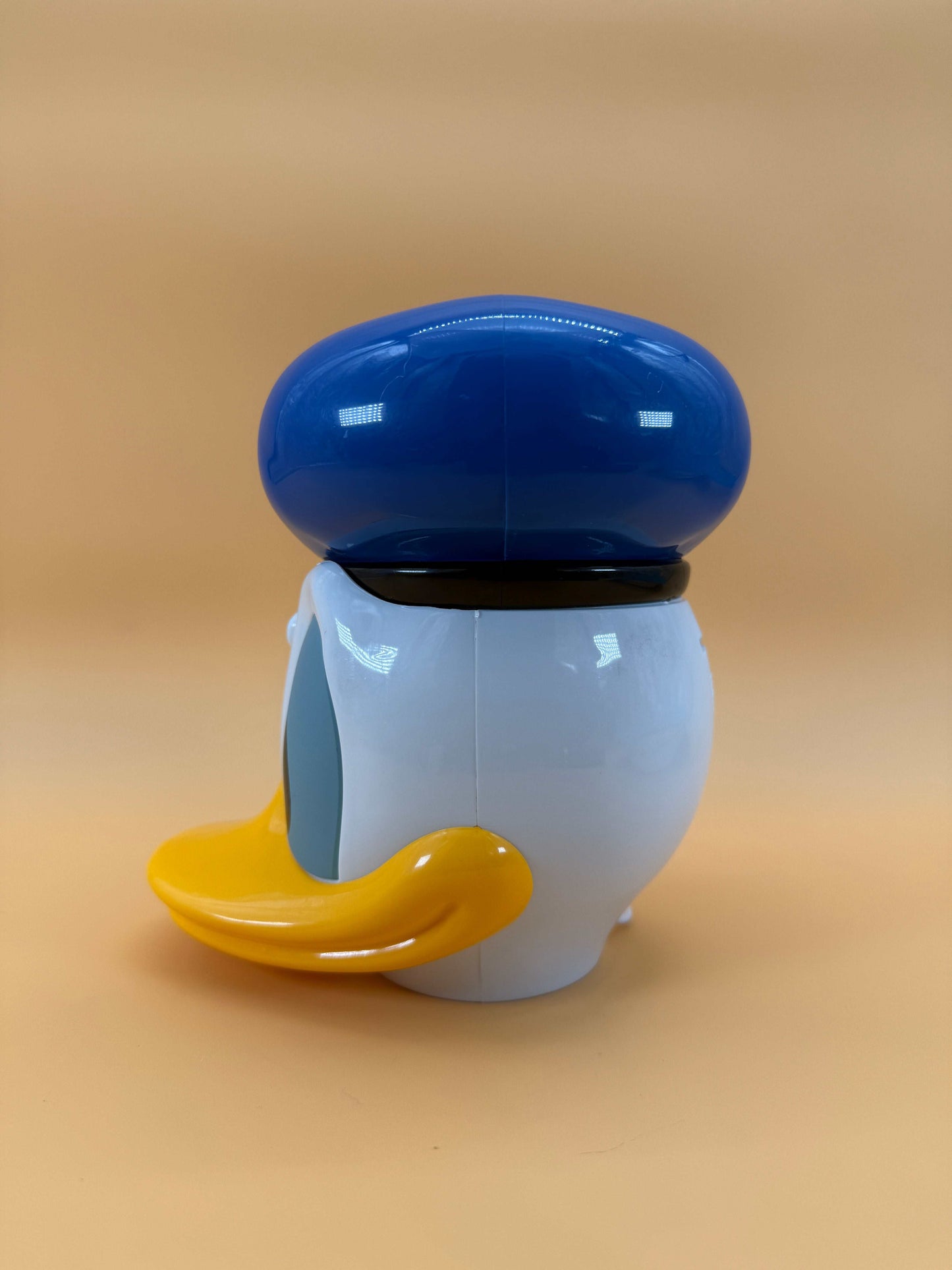 6" Donald Duck desk lamp with USB, Disney themed.