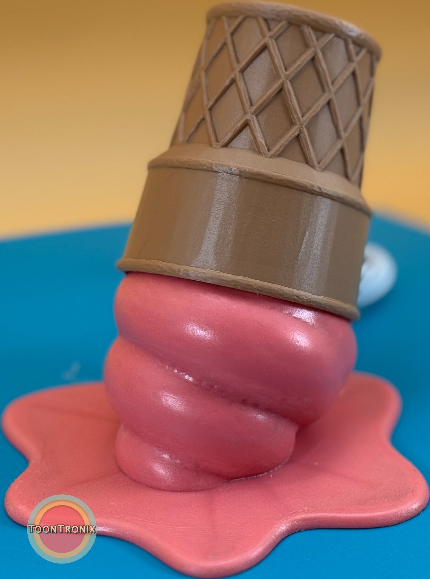 6" or 9" ice cream desk lamp with retro cartoon design and wood-like finish, USB powered