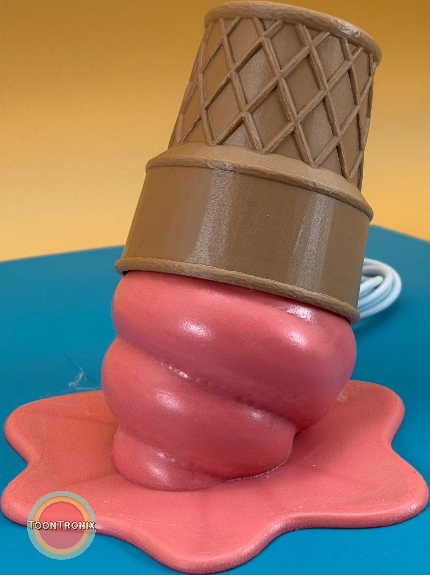 6-inch ice cream desk lamp with a retro cartoon design and wood-like finish, featuring a built-in USB power cord