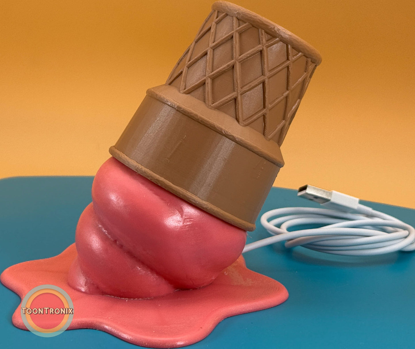 6-inch ice cream desk lamp with USB cord in retro cartoon style and woodified finish