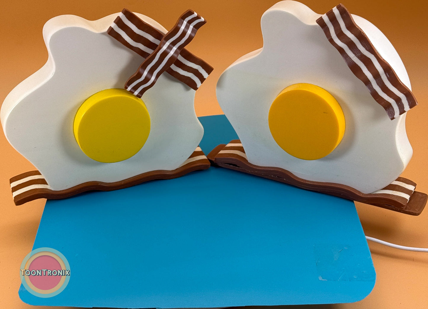 Cartoon-style eggs and bacon desk lamp with USB power and vibrant retro design