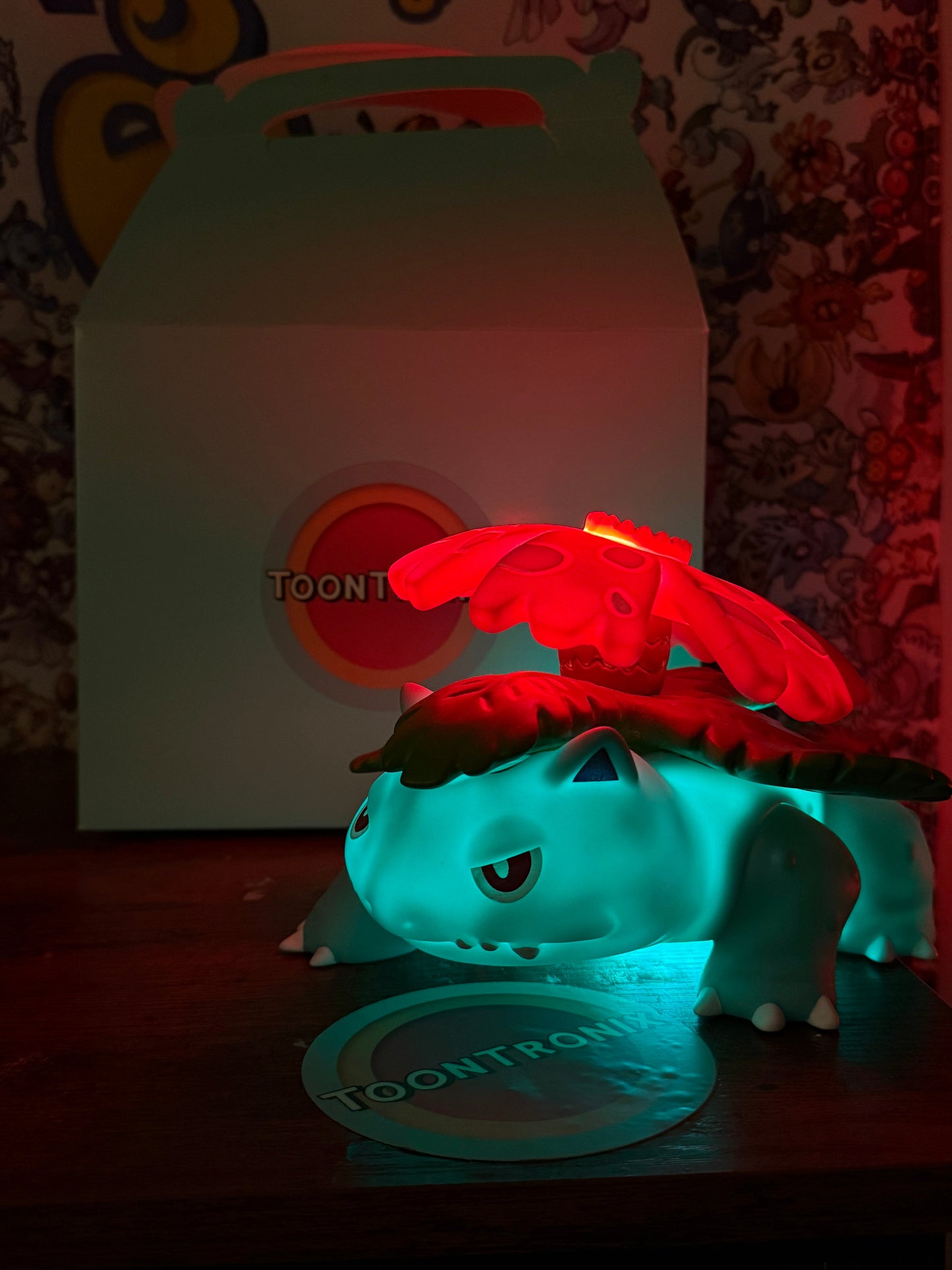 5" x 7" Venusaur statue USB LED desk lamp glowing with red and blue light