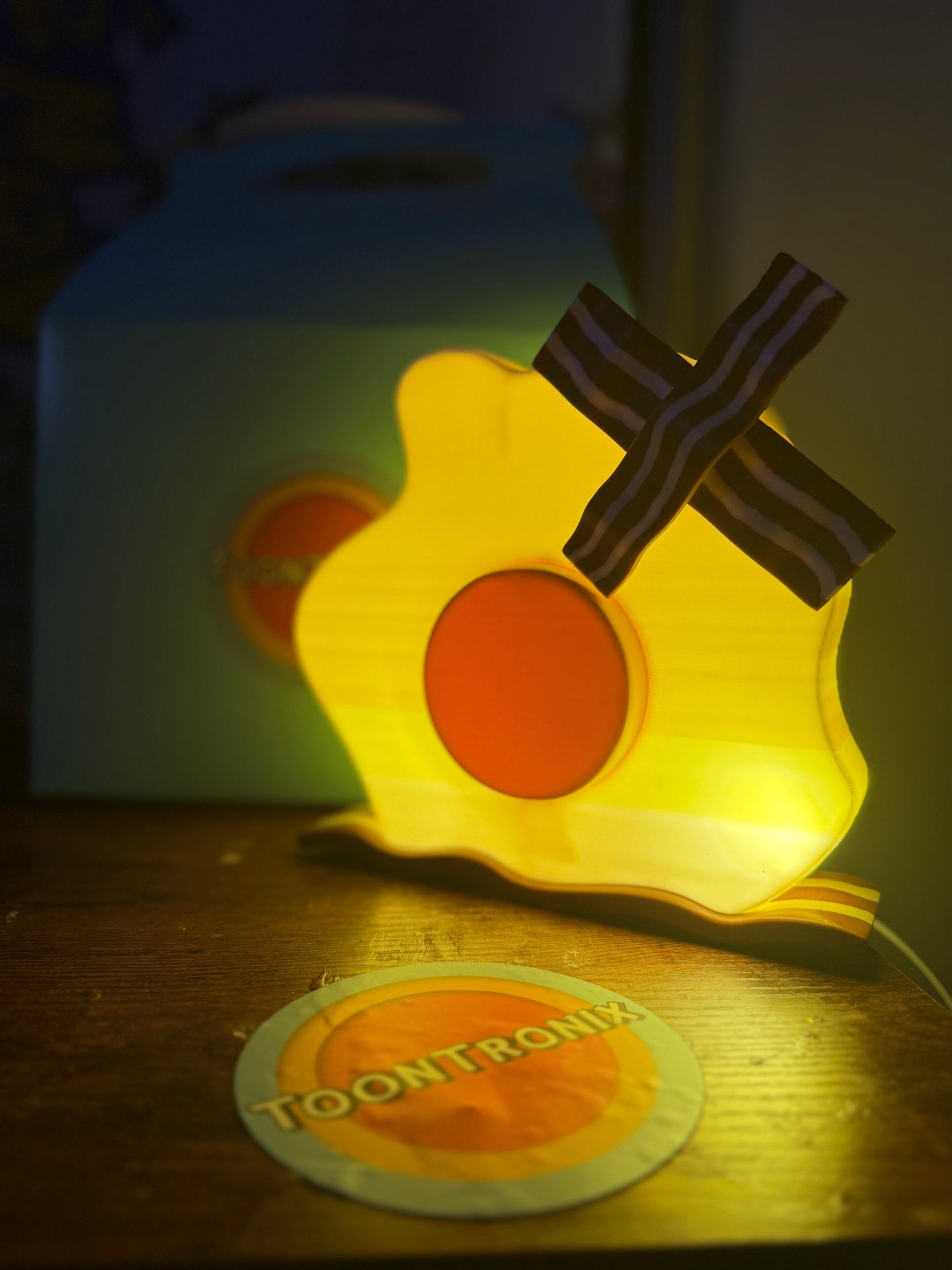 LED cartoon eggs and bacon desk lamp with USB power, vibrant retro design and wood-like finish