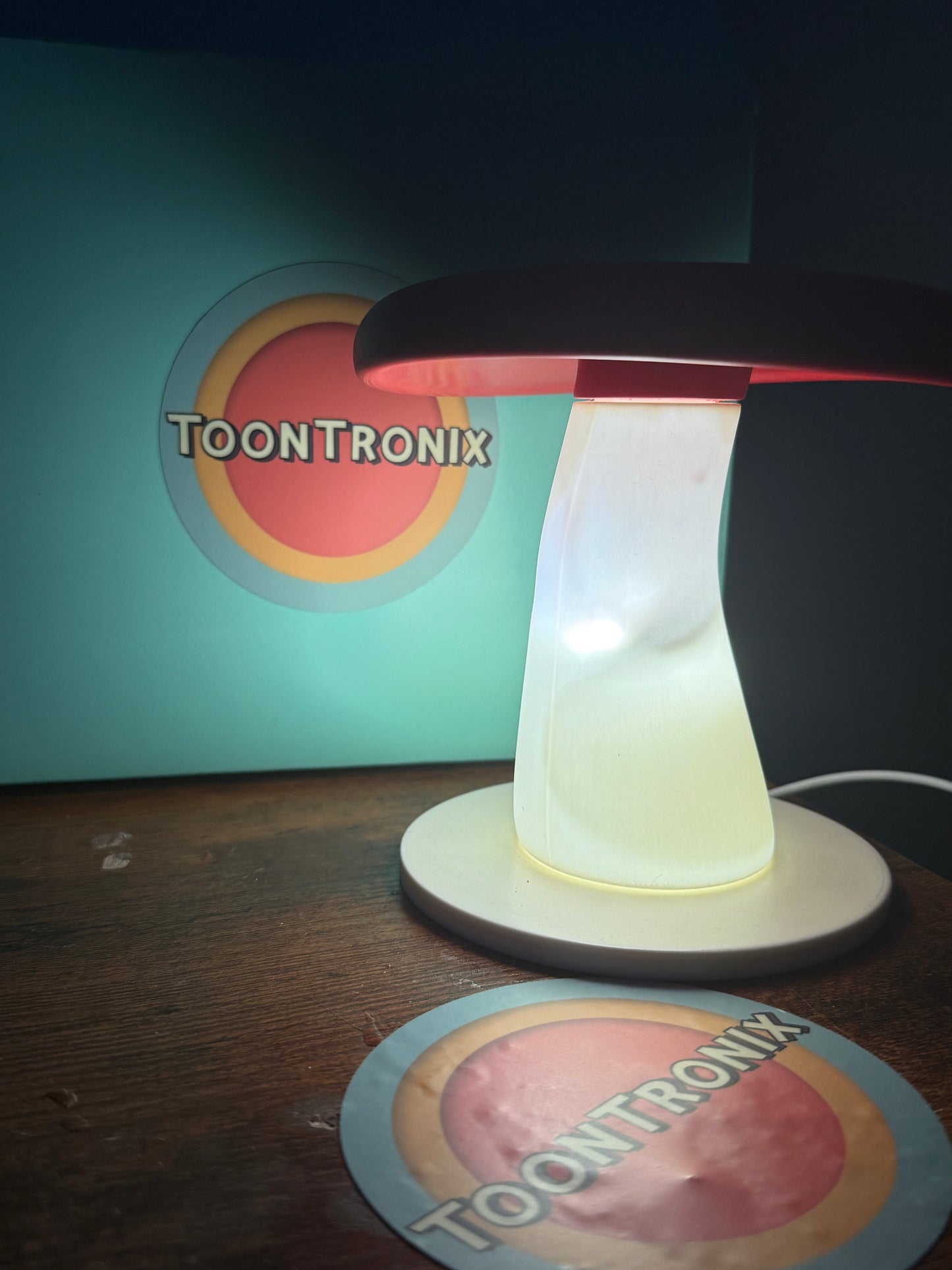 6" or 9" Mushroom-shaped USB desk lamp with LED light and retro cartoon design