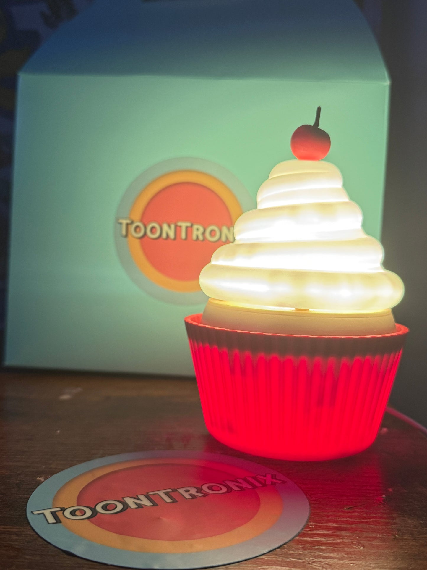 6" or 9" cupcake shaped LED desk lamp with USB power and retro cartoon design