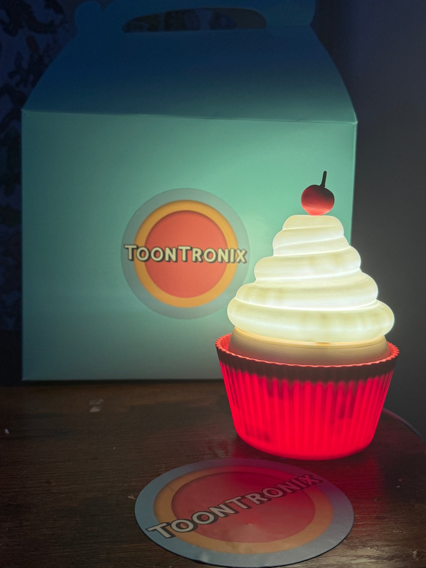 6" or 9" cupcake shaped LED desk lamp with USB power and retro cartoon design
