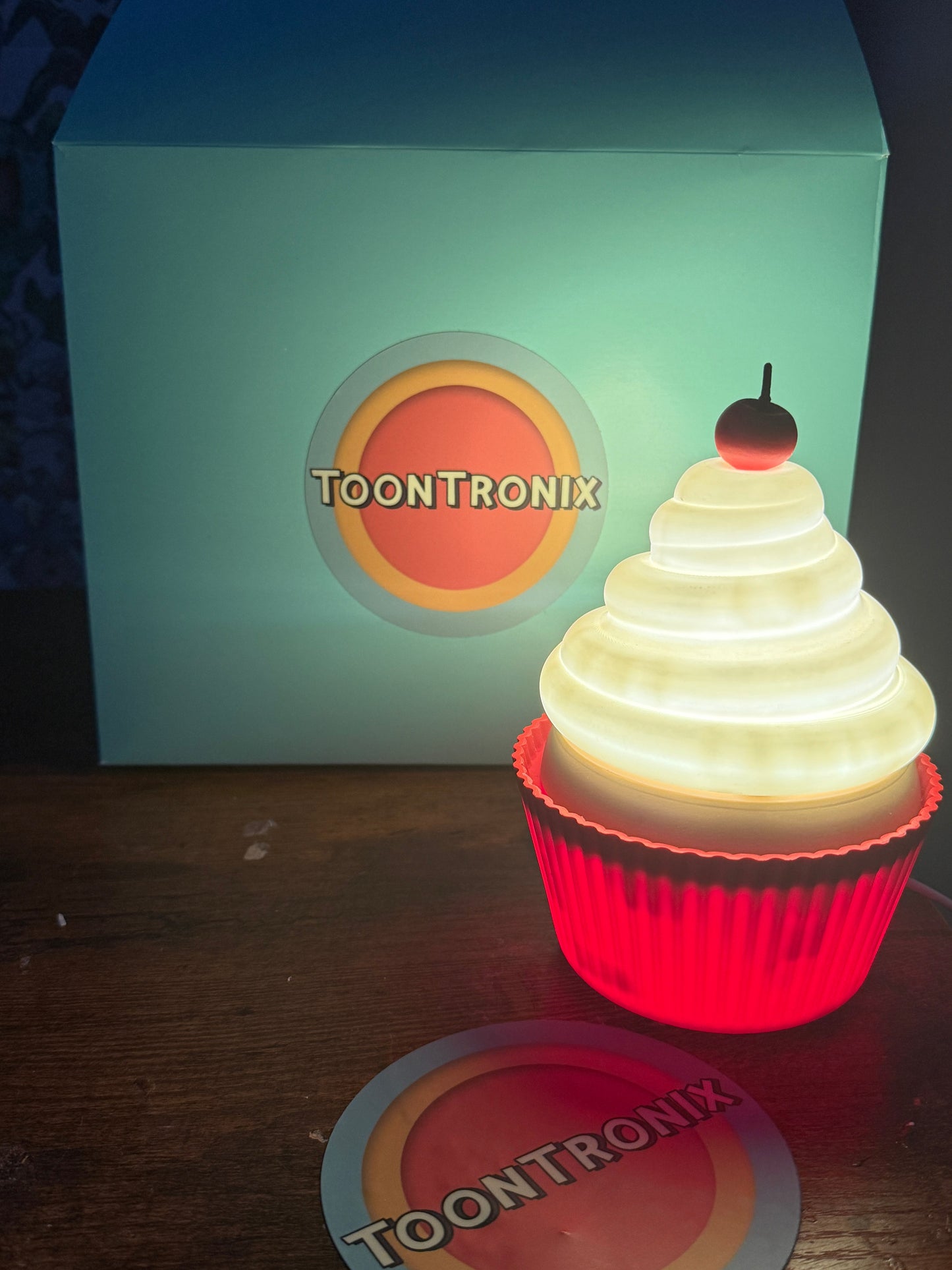6" or 9" cupcake-shaped USB desk lamp with LED light and retro cartoon design