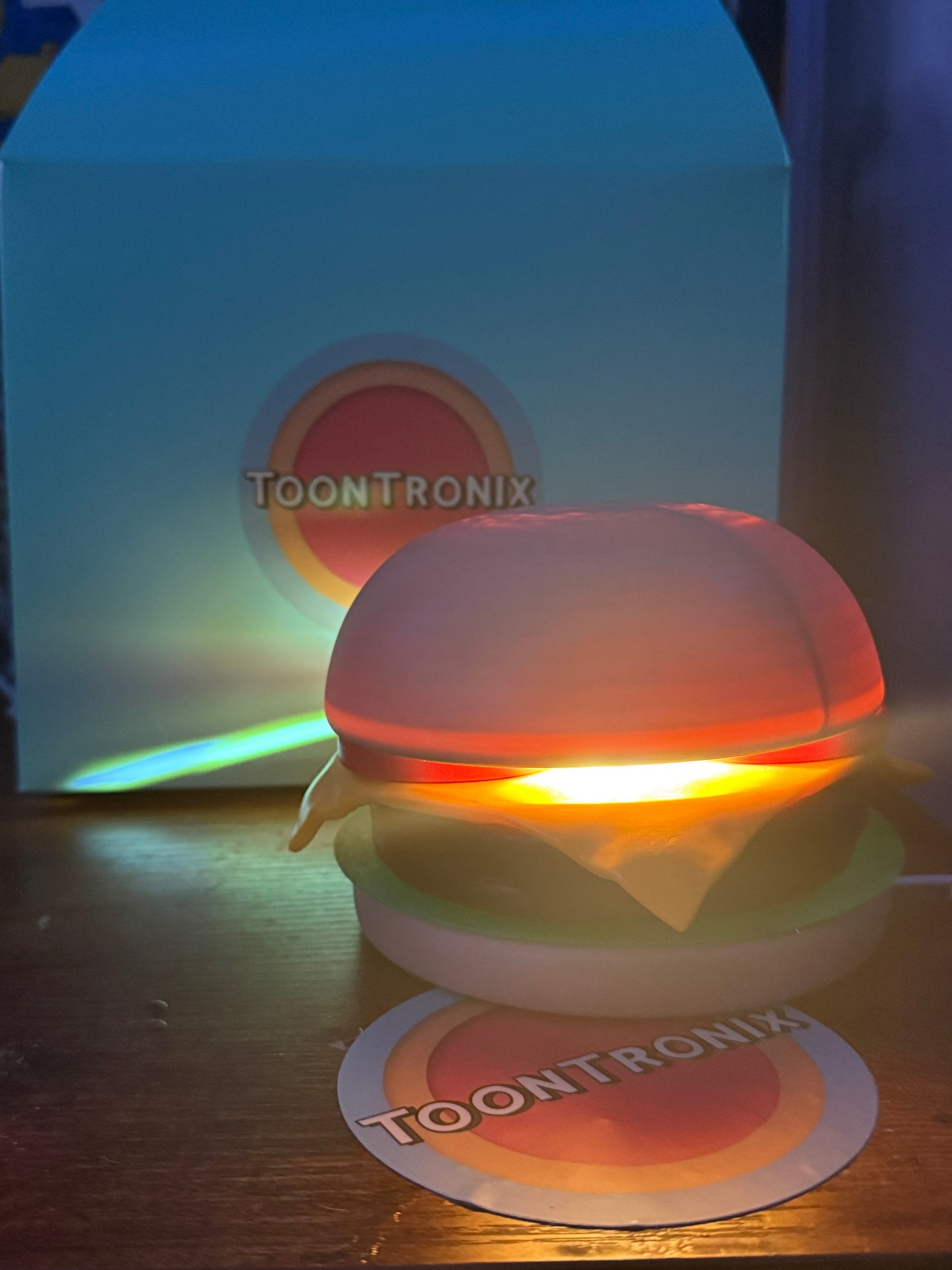 6 or 9 inch burger-shaped LED desk lamp with USB power and retro cartoon design