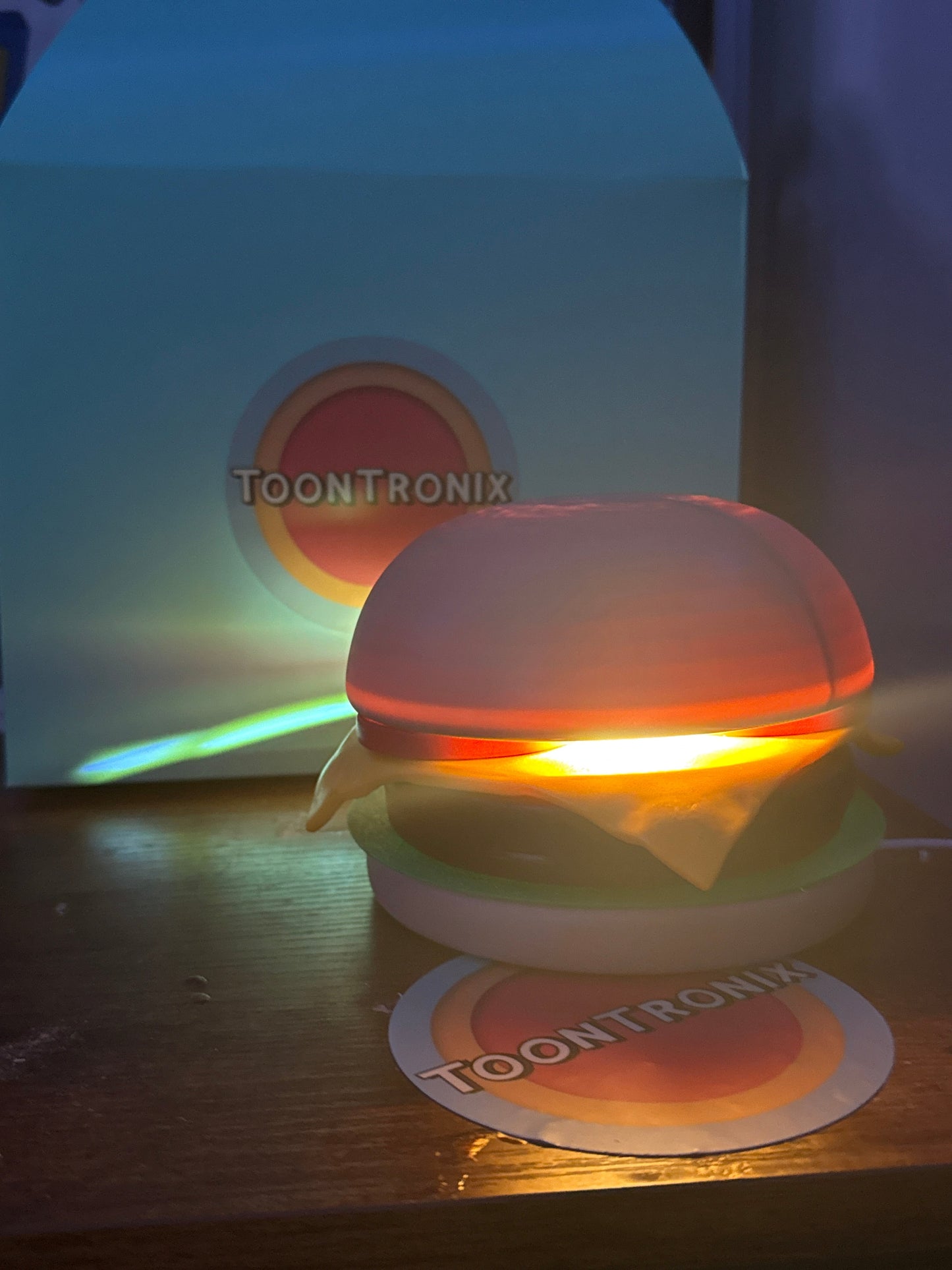 6" or 9" burger-shaped USB desk lamp with LED light and retro cartoon design