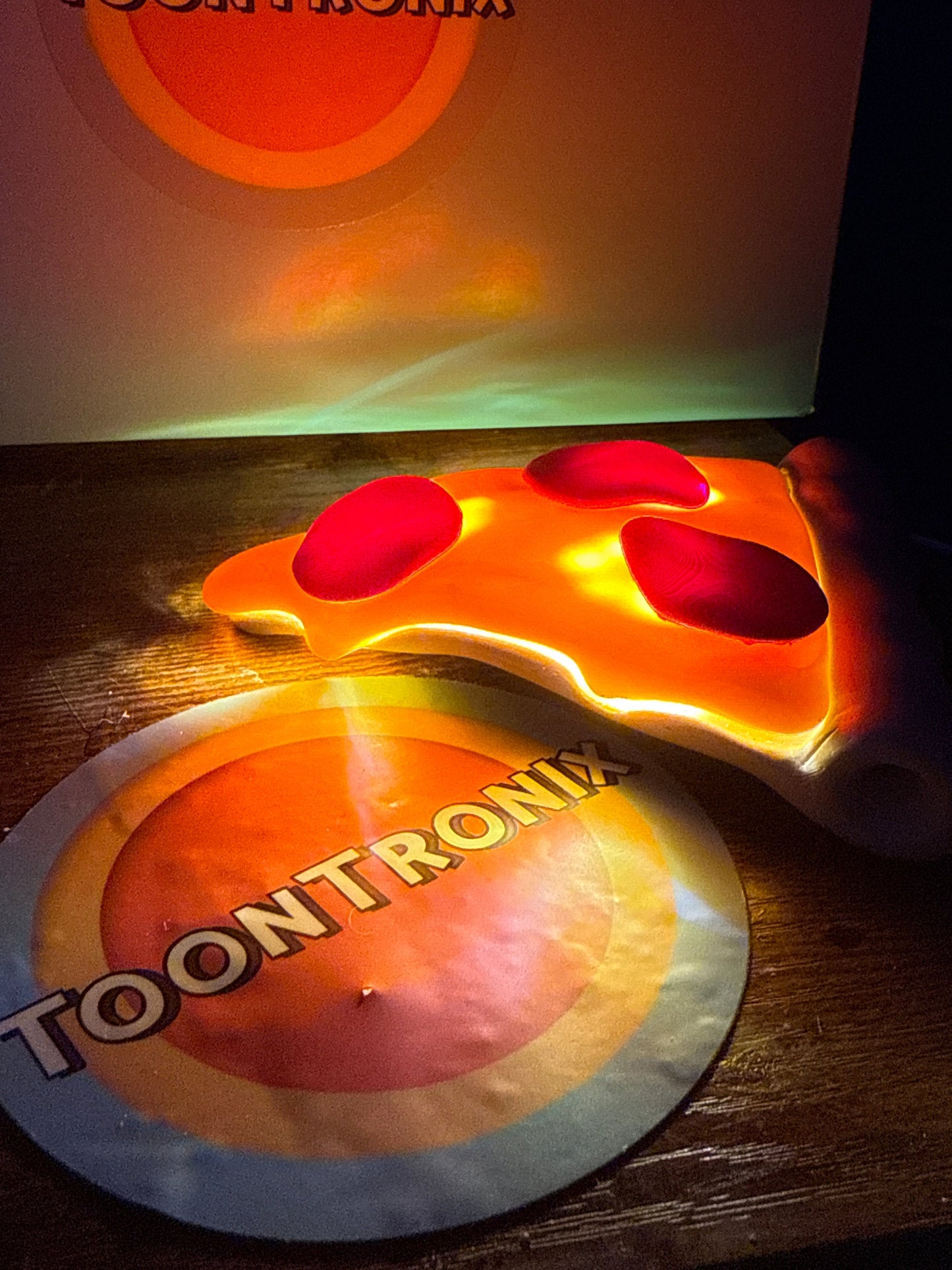 6" or 9" pizza-shaped USB desk lamp with LED light and cartoon design