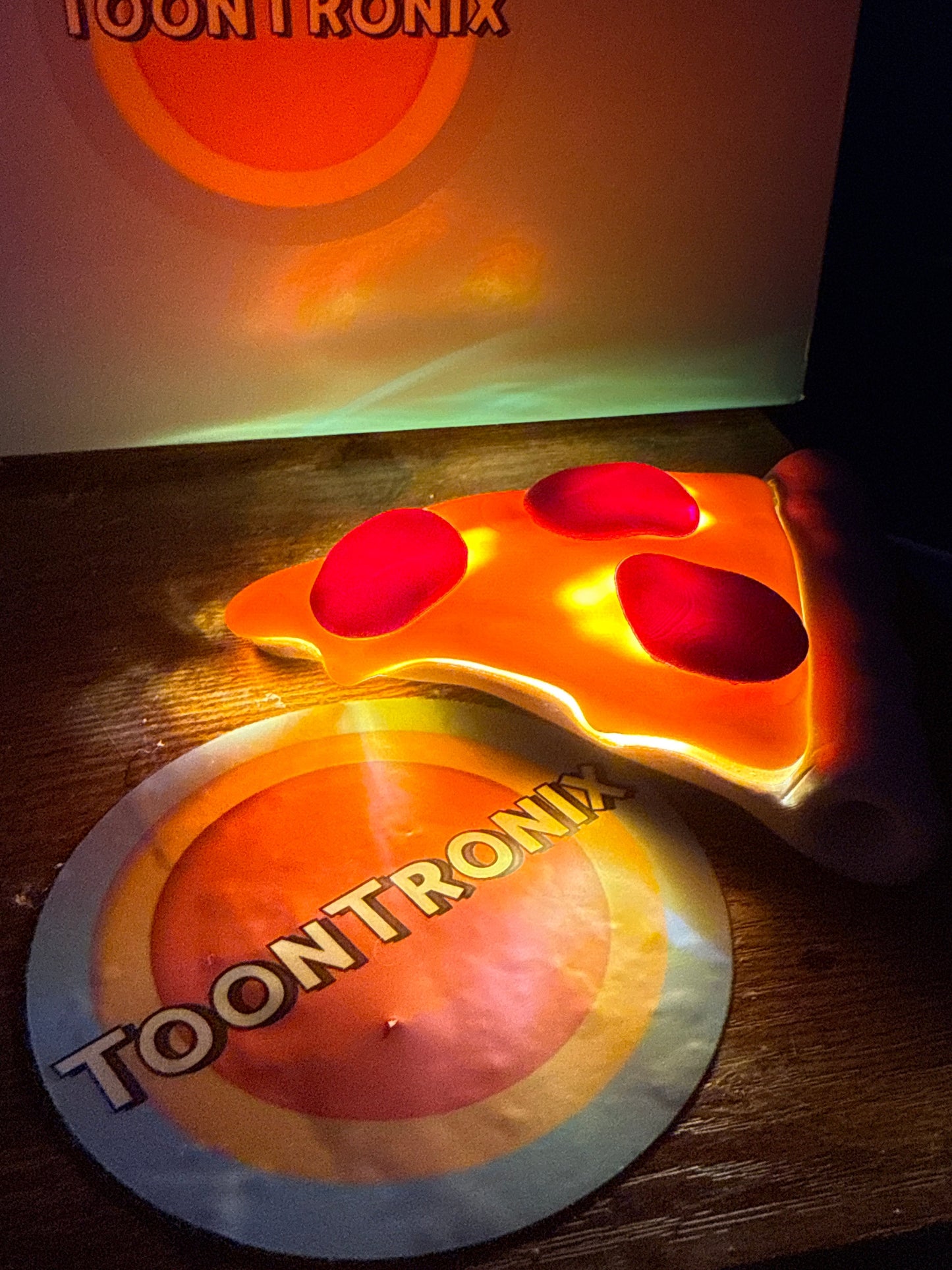 6 or 9 inch pizza-shaped LED desk lamp with built-in USB and retro cartoon design