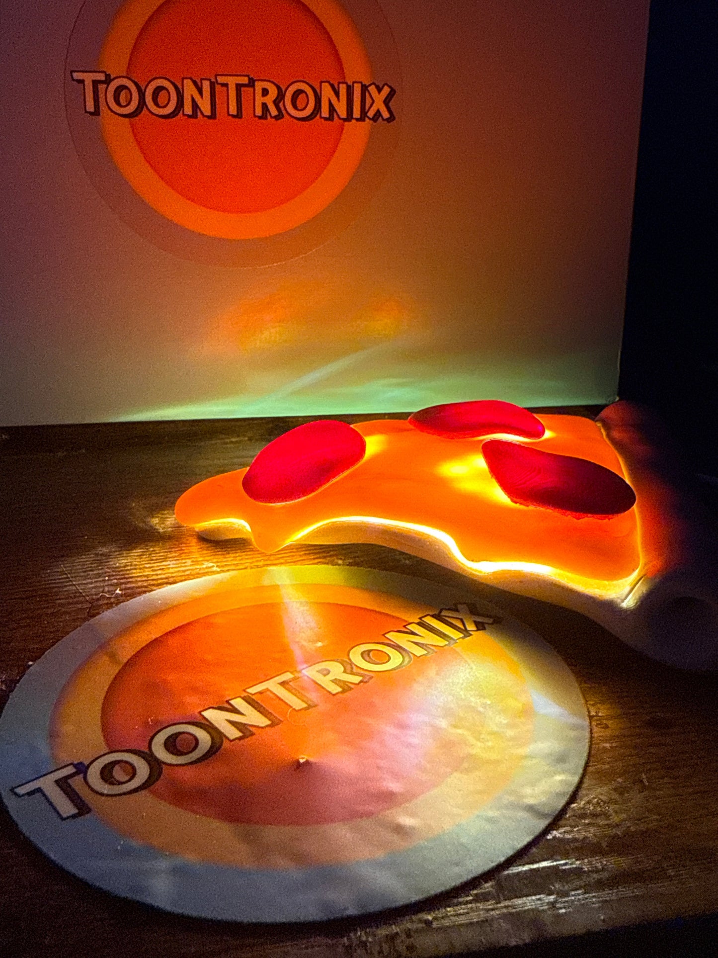 Glowing 6-inch or 9-inch pizza-shaped LED desk lamp with USB power and vibrant cartoon design