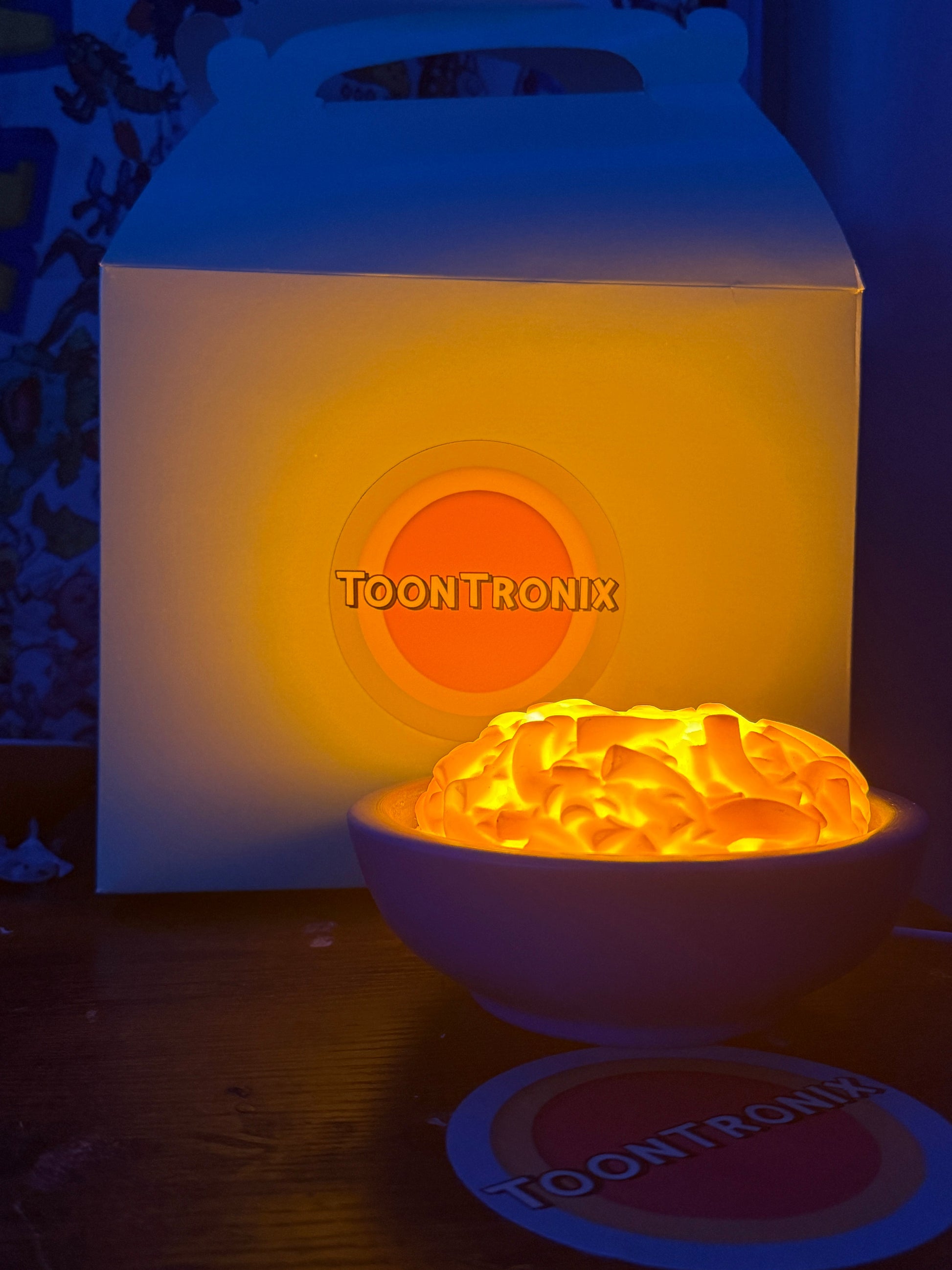 Glowing Mac & Cheese desk lamp with USB power and vibrant cartoon design
